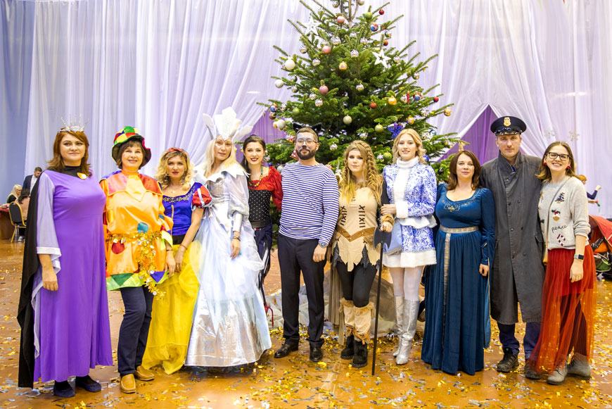 Сотрудники холдинга «Социум» в костюмах сказочных персонажей на новогоднем празднике для детей