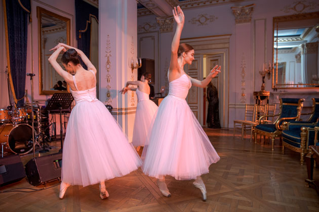Танец юных балерин на праздничном новогоднем вечере руководителей «Социума»