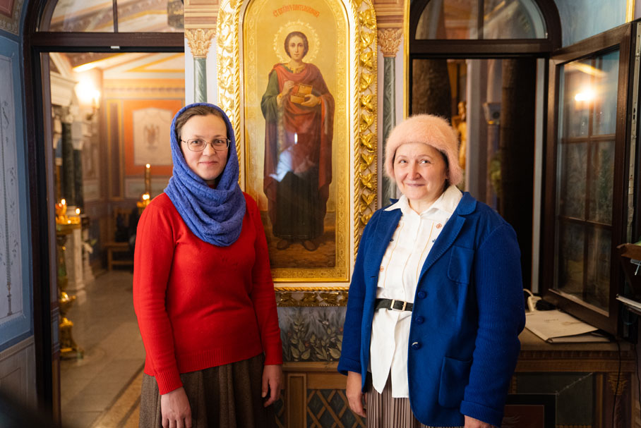 Ангелина и Татьяна в иконы Св. Пантелеймона-Исцелителя в Храме Св. Елисаветы