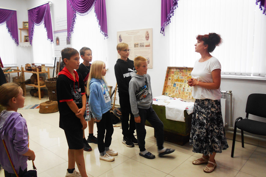 Татьяна Гусева проводит экскурсию в краеведческом музее Общественного центра села Хирино