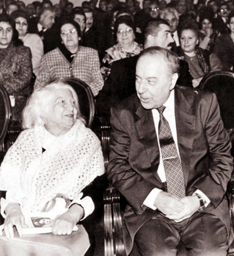 На праздновании 90-летнего юбилея Сары Ашурбейли 27 января 1996 года. Рядом президент Азербайджана Гейдар Алиев, указом которого она награждена Орденом Почёта