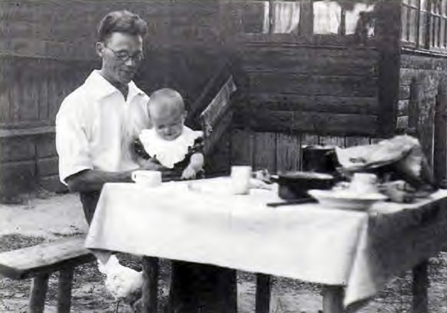 Отец с моей младшей сестрой Инночкой на даче в Звенигороде. Фото 1939 года