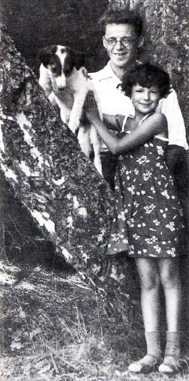 Отец и я на даче в Звенигороде с хозяйской собачкой Пальмой. Фото 1939 года