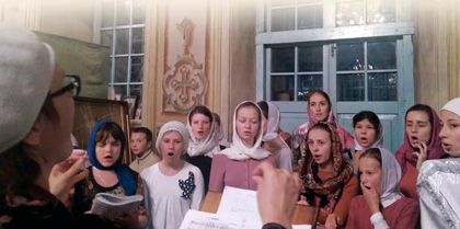 Во время службы пел детский хор – девочки с серьёзными и торжественными лицами