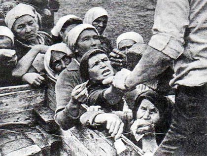 Урожай — в битвах. Хлеб — с боями... Фото В. Михайлова