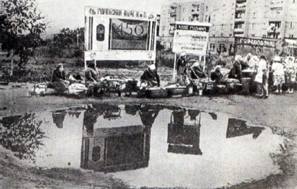 Аграрный поселок городского типа. Все "как у людей" — городских, значит.  И даже неистребимыми лужами, этими непременными атрибутами "новой цивилизации", Бог не обделил