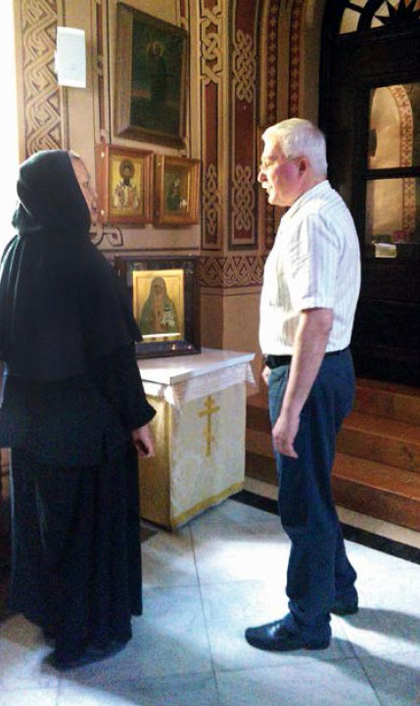 Игорь Ашурбейли передает в дар храму икону св. прмц Елисаветы