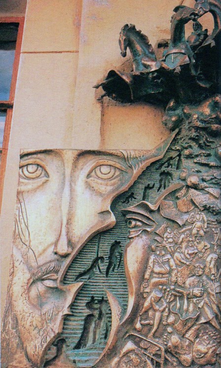 Знак Воланда: и я здесь был. Композиция из бронзы с изображением героев романа на доме, где жил и работал Булгаков.