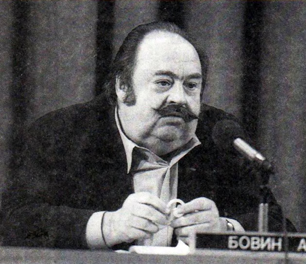 В литературе, как и в политике, стать великим или хотя бы произвести значительный переворот может лишь такой человек, который родился вовремя... (Шамфор)