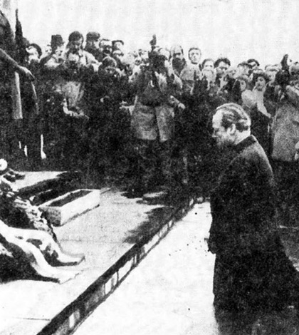 1971 год. Канцлер ФРГ Вилли Брандт коленопреклоненный перед памятником жертвам варшавского гетто. Многие на Западе удивлялись тогда — не актерствовал ли он, и если да, то не переусердствовал ли? "Нет, — отвечал Вилли Брандт, — это был искренний порыв"