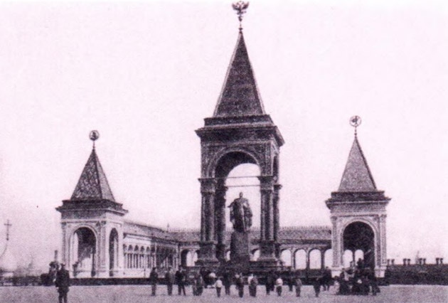 Памятник Александру II в Кремле. Открытка начала XX века