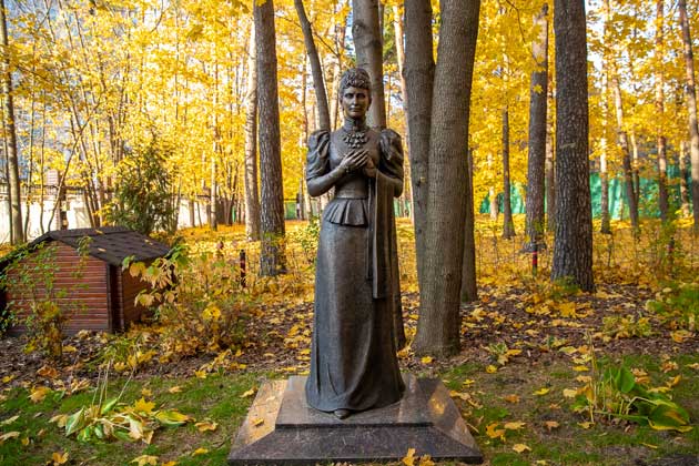 Великая княгиня Елисавета Феодоровна в образе молодой женщины установлена так, как будто делает шаг ко входу в храм, сделав свой выбор пути святости и милосердия. 